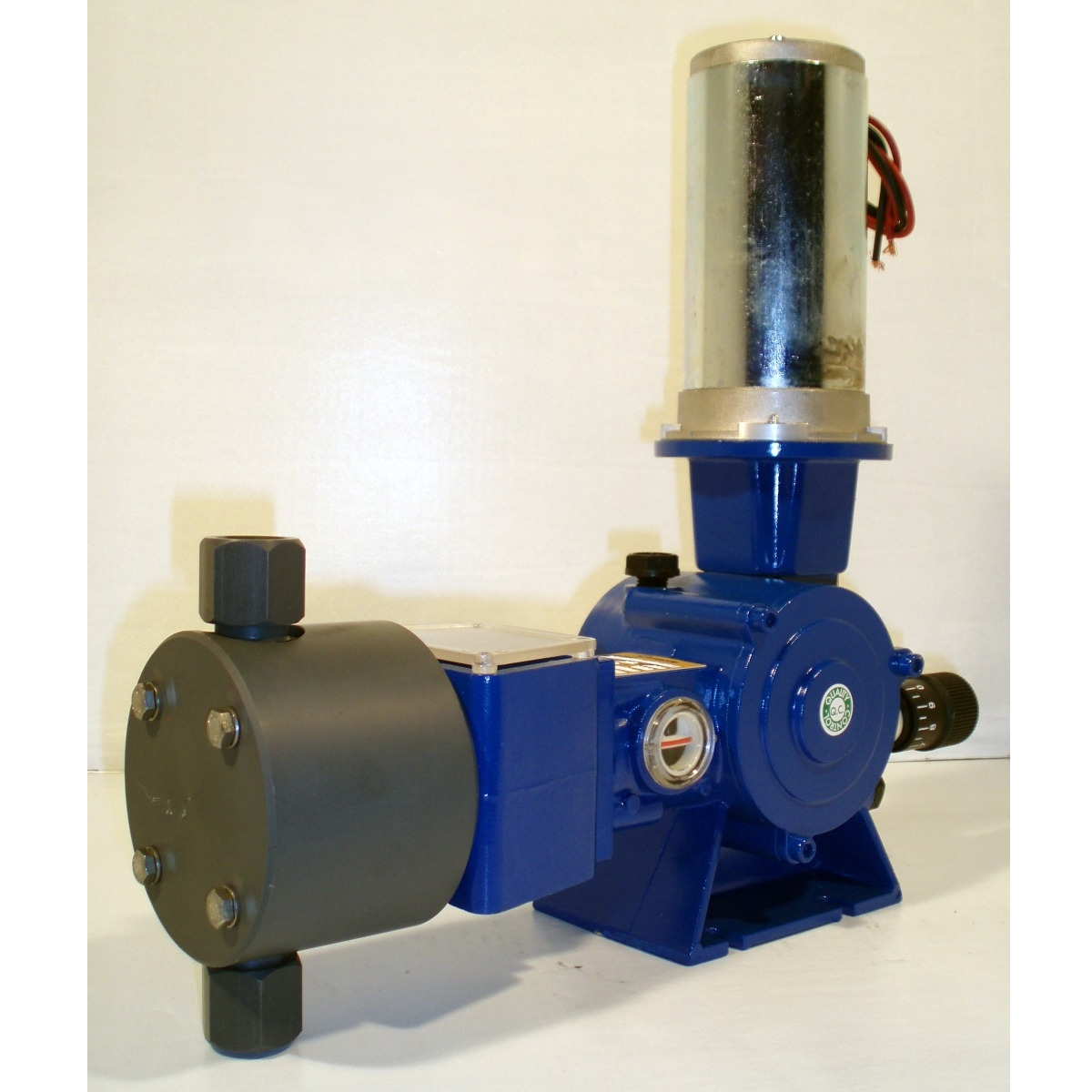 Bomba dosificadora de Pistón en PVC con motor c.c.