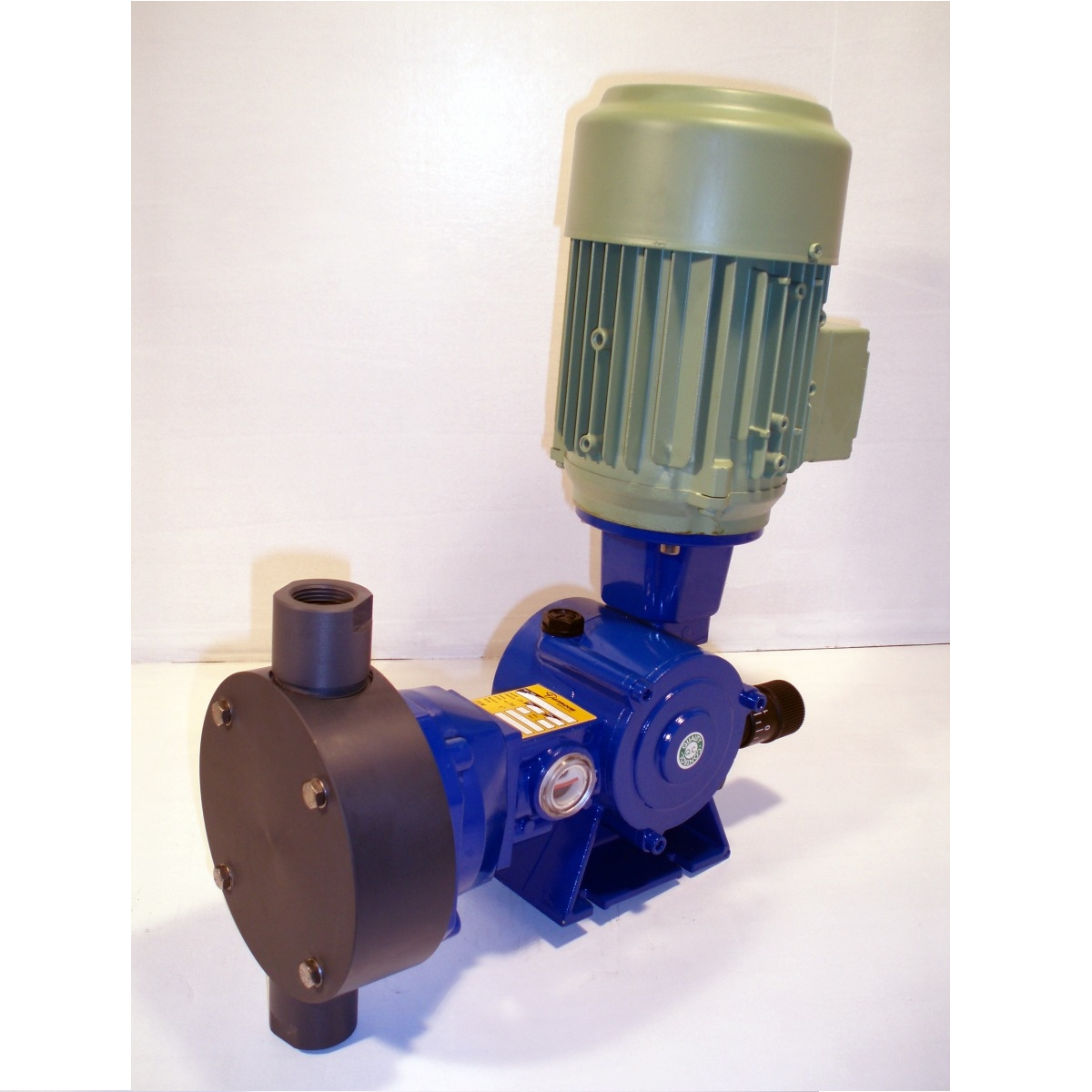 Bomba dosificadora de membrana en PVC/PTFE de 10 mm. De Carrera